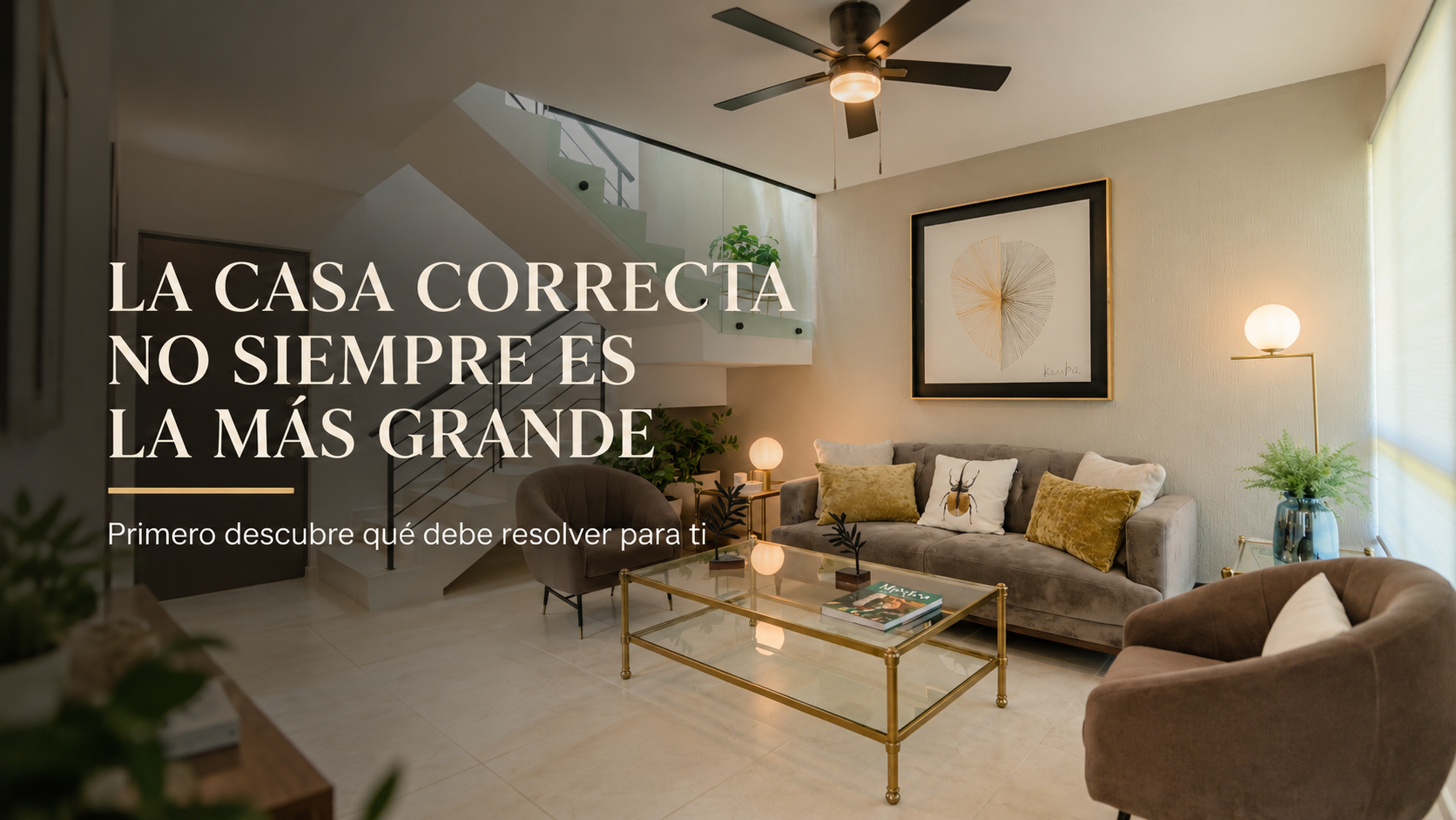 Interior de vivienda contemporánea en Mérida con sala, comedor y entrada de luz natural.