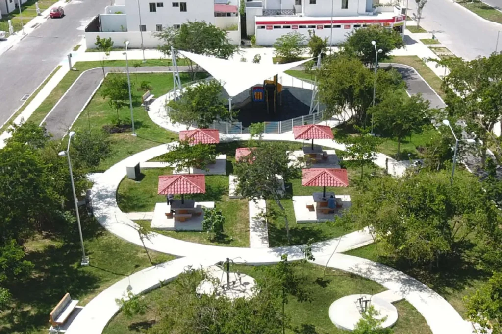 Parque con áreas verdes y espacios recreativos en Las Américas, Mérida
