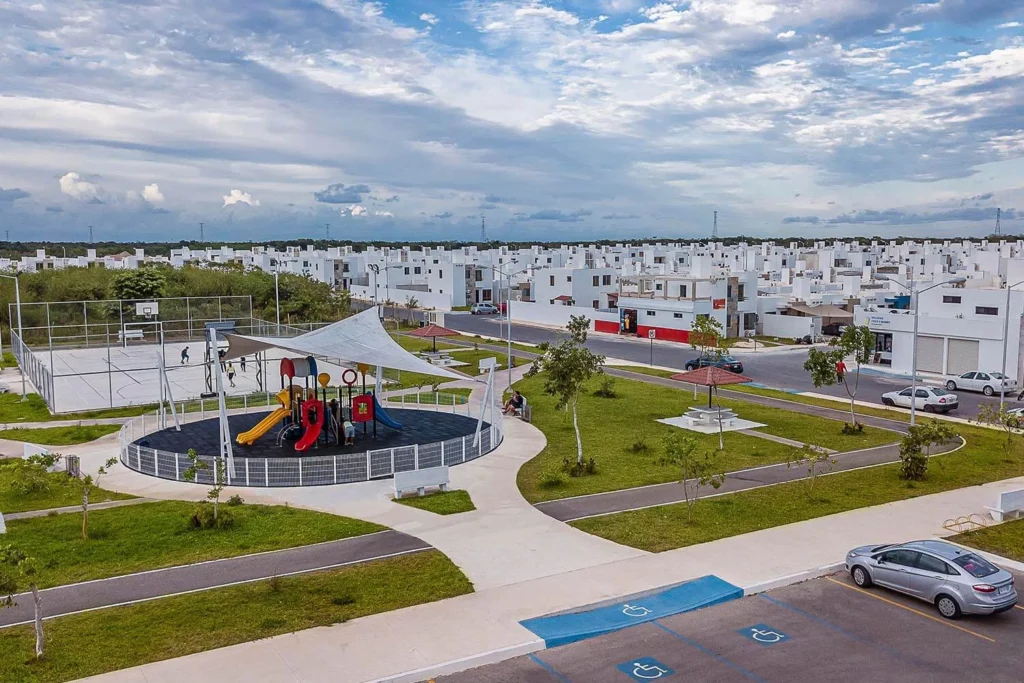 arque con áreas verdes, juegos infantiles y espacios deportivos en Los Héroes, Mérida